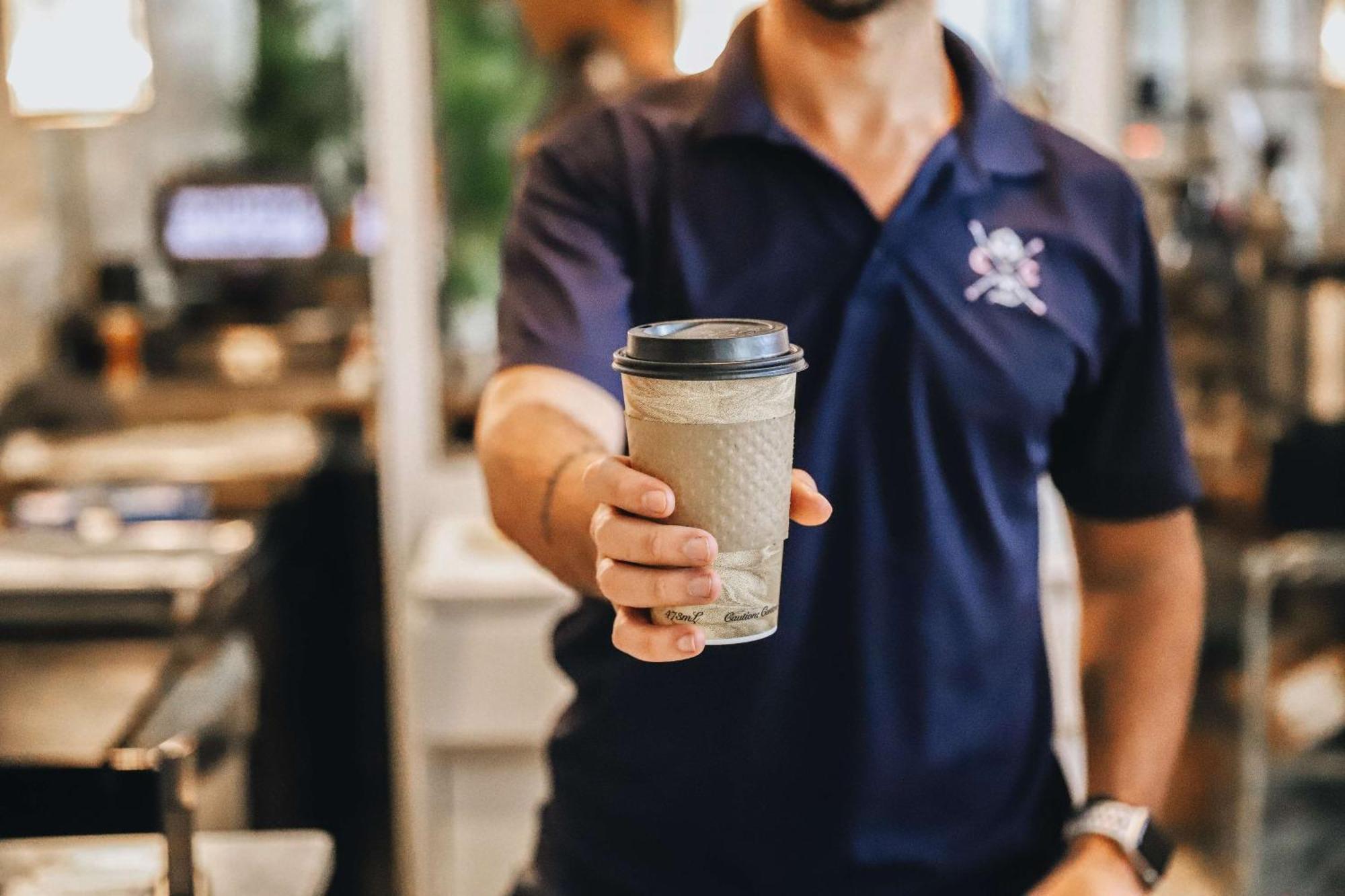 阿罗鹦鹉螺酒店 迈阿密海滩 外观 照片 A barista serving a coffee