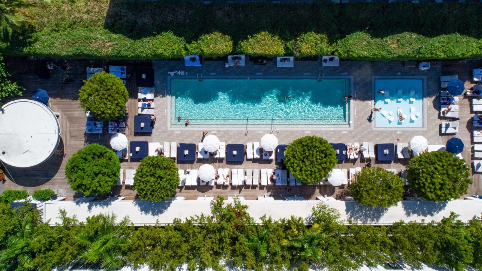 阿罗鹦鹉螺酒店 迈阿密海滩 外观 照片 Aerial view of the pool at the Beverly Hills Hotel